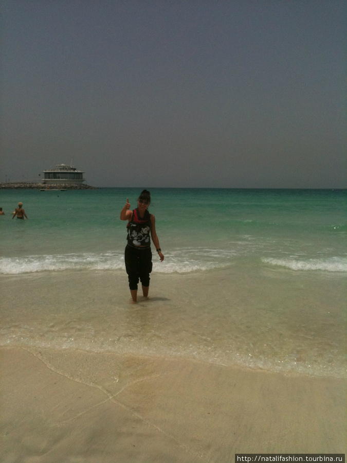 Персидский залив , ощественный пляж. Дубай, ОАЭ