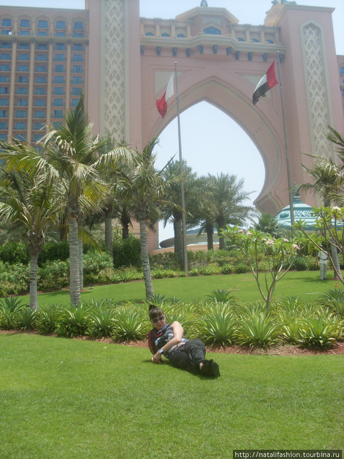 посиделки были в машине пока ехали  ))),а это полежалки на газончике заднего двора Атлантиса . Дубай, ОАЭ
