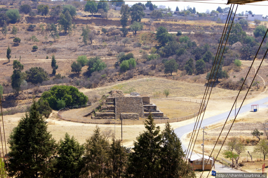 Вид с Большого основания на пирамиду в Какаштле Штат Тласкала, Мексика