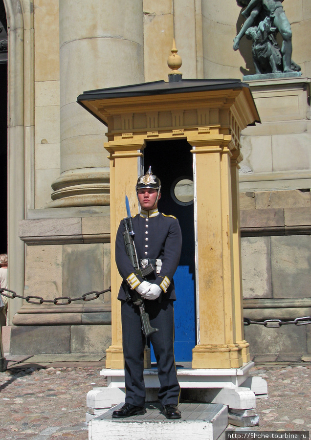 На входе гвардеец, ну совсем ребенок Стокгольм, Швеция