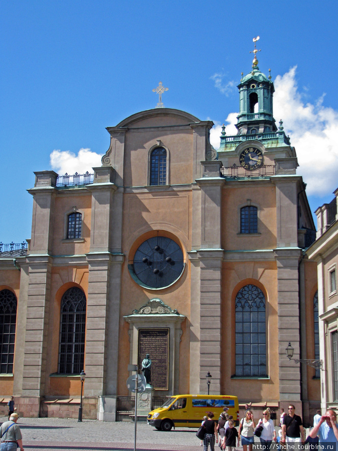 Возле дворца церковь Riddarholmskyrkan ( не пытайтесь это запомнить) Стокгольм, Швеция