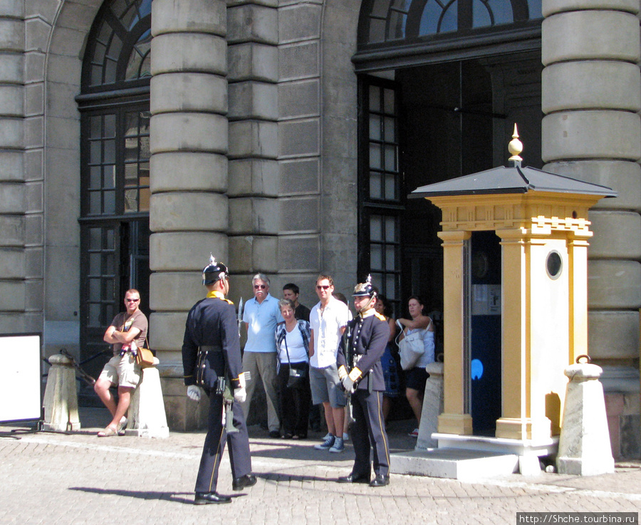 Во дворе дворца мы застали смену караула. Стокгольм, Швеция