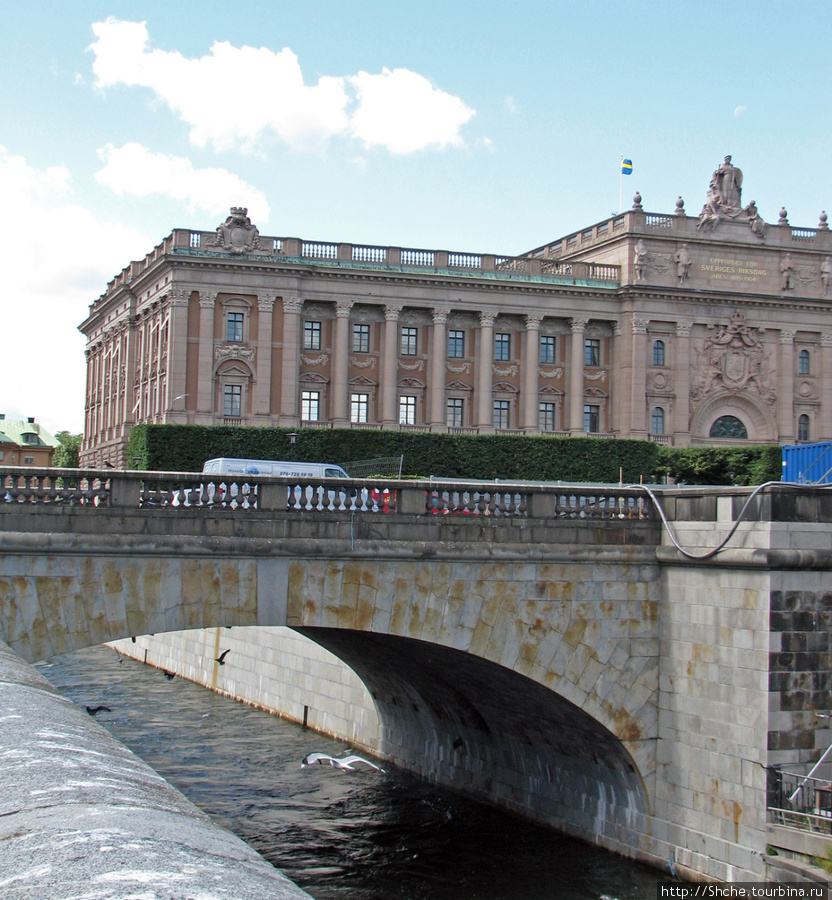 Справа от дворца мостик Norrbro и Museum of Medieval Stocholm Стокгольм, Швеция