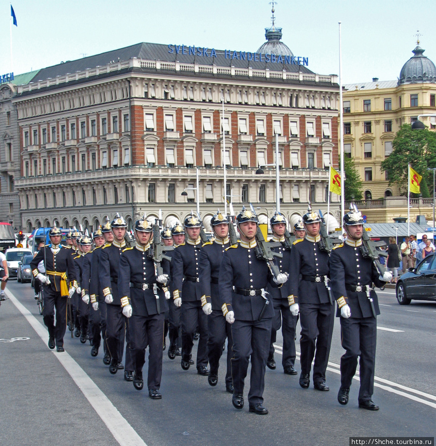 после оркестра рота реальных военных... Стокгольм, Швеция