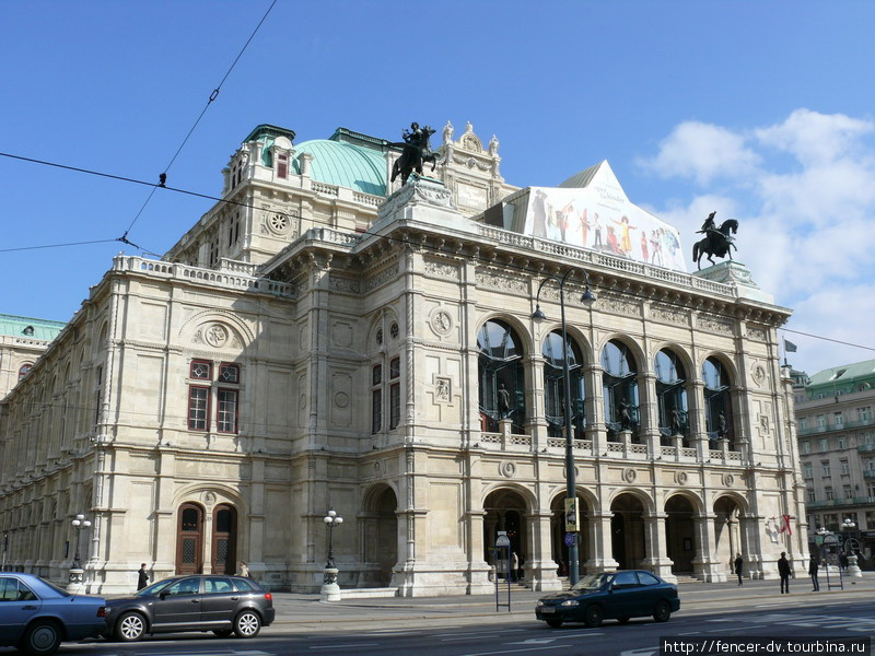 Здание оперы не то чтобы очень старое: и 150 лет еще не исполнилось. Вена, Австрия
