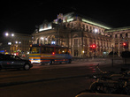Опера находится на перекрестке главных улиц Вены — Ринга и Картнер штрассе