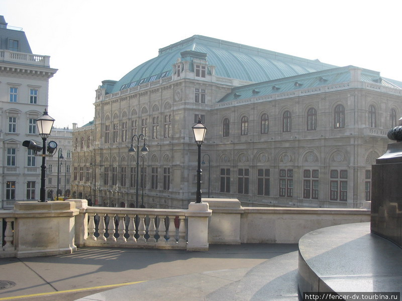 Оперный театр с площадки перед музеем Альбертина Вена, Австрия