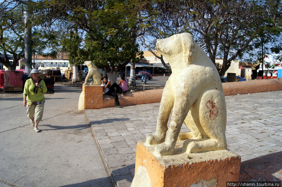 Статуя собаки у моста в Кампече Кампече, Мексика