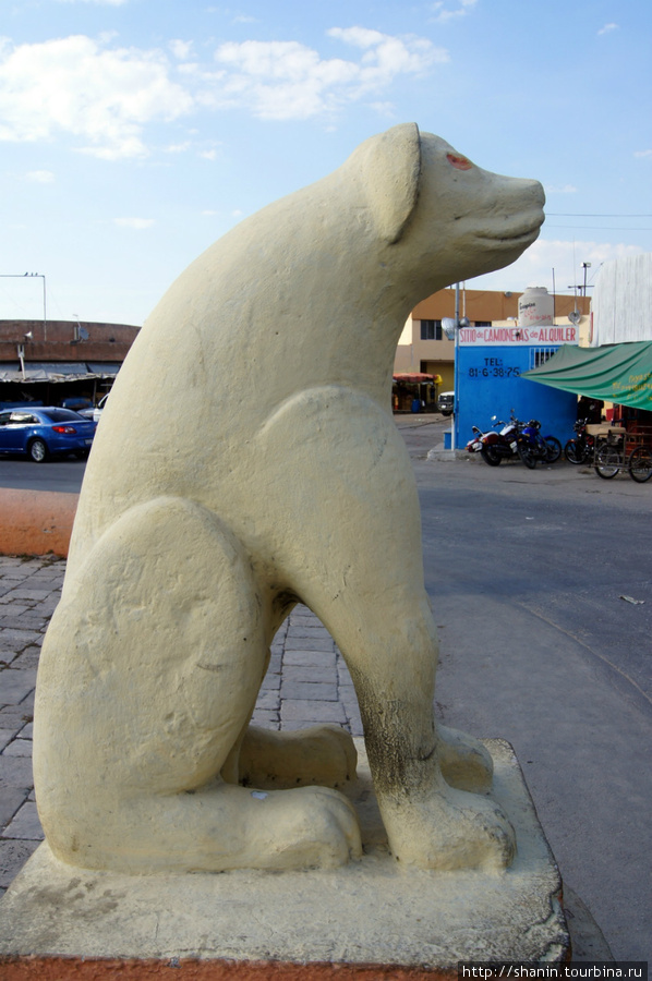 Статуя собаки у моста в Кампече Кампече, Мексика