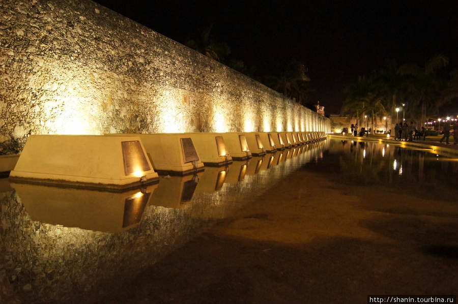 Вечером у стены памяти все освещено Кампече, Мексика