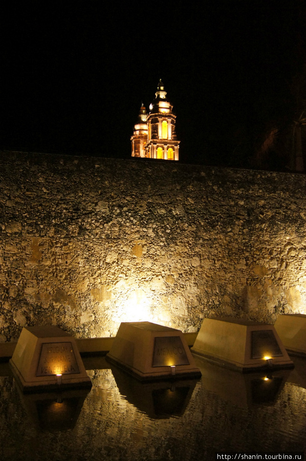 Вечером у стены памяти все освещено Кампече, Мексика