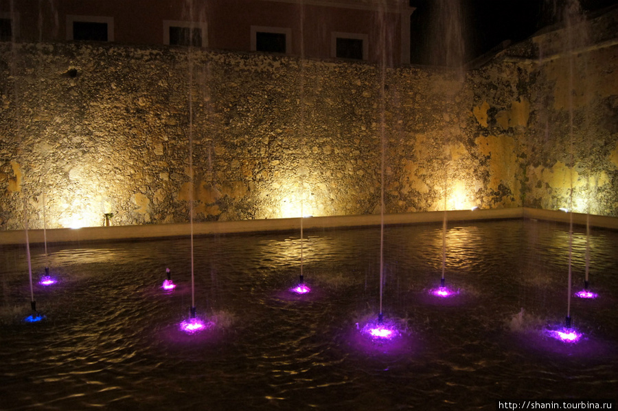 Цветомузыка в фонтане Кампече, Мексика
