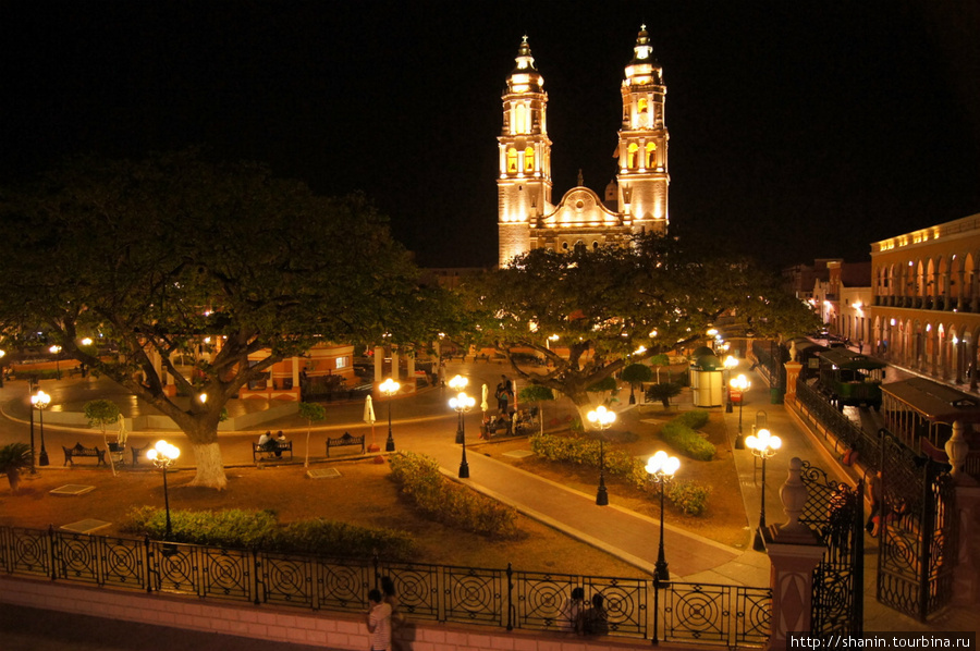 Поздно вечером на центральной площади в Кампече Кампече, Мексика