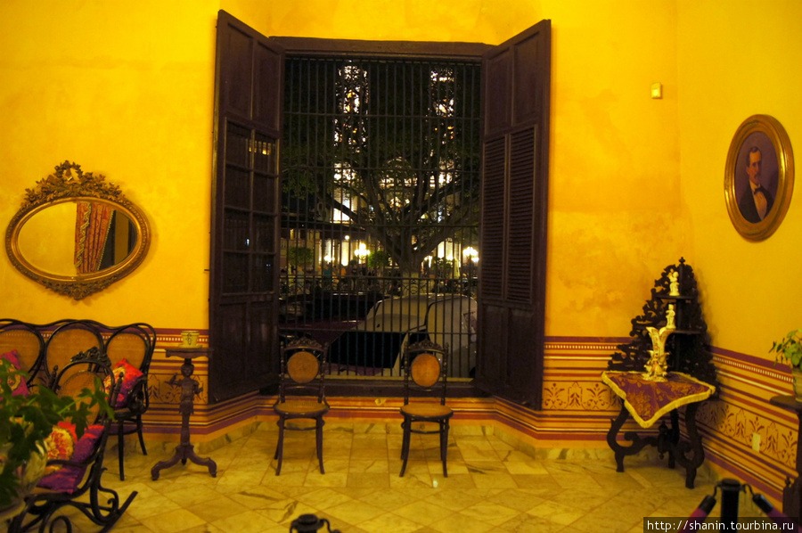 Обстановка в доме №6 на центральной площади Кампече Кампече, Мексика