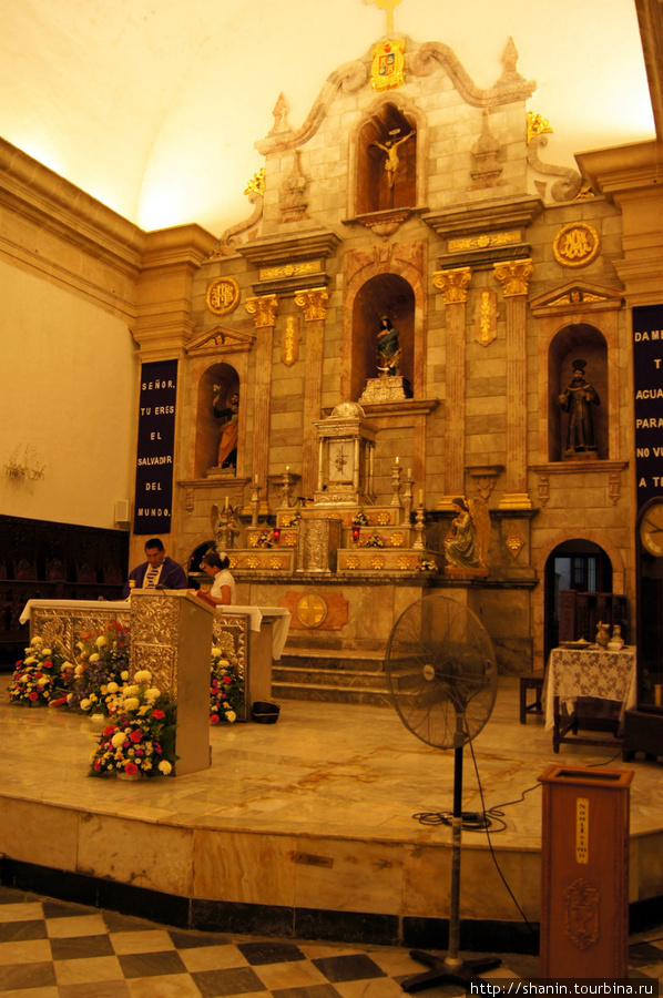 Вечернее венчание в соборе Кампече, Мексика