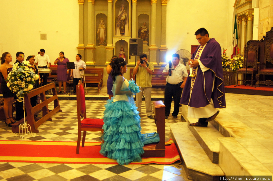 Священник и невеста Кампече, Мексика