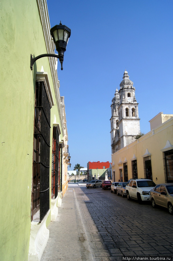 Улочка в колониальном центре Кампече Кампече, Мексика
