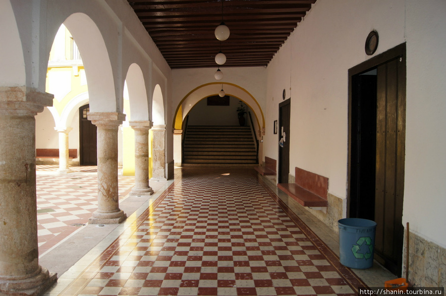 Внутренний дворик с колоннами — в классическом испанском колониальном стиле Кампече, Мексика