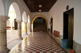 Внутренний дворик с колоннами — в классическом испанском колониальном стиле