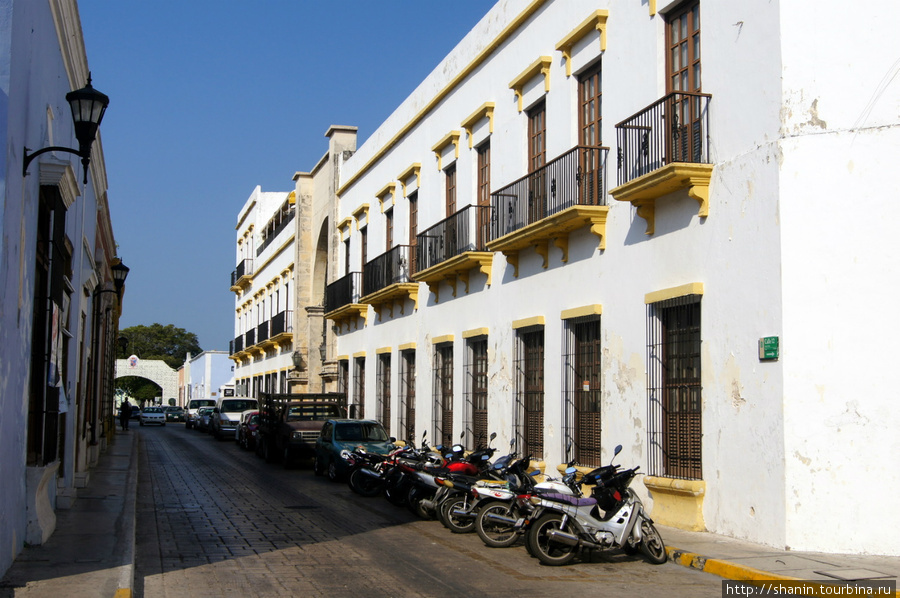 Улочка в колониальном центре Кампече — с белыми домами Кампече, Мексика