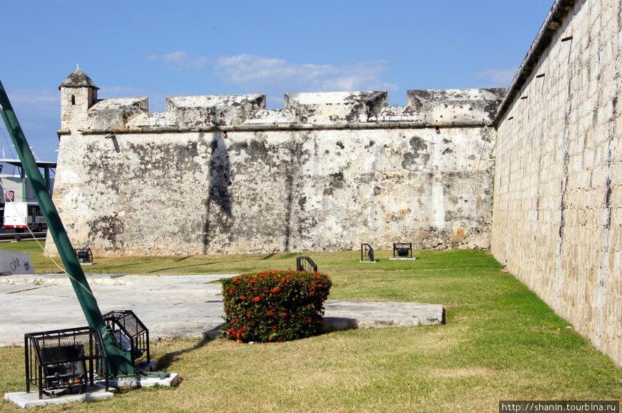 У крепостной стены Кампече Кампече, Мексика