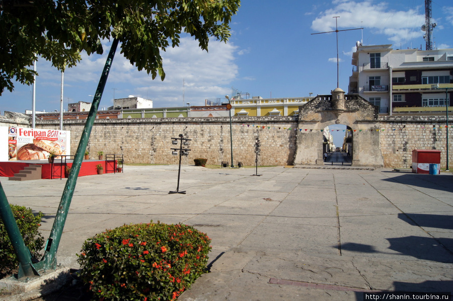 Площадт снаружи крепостных стен Кампече, Мексика