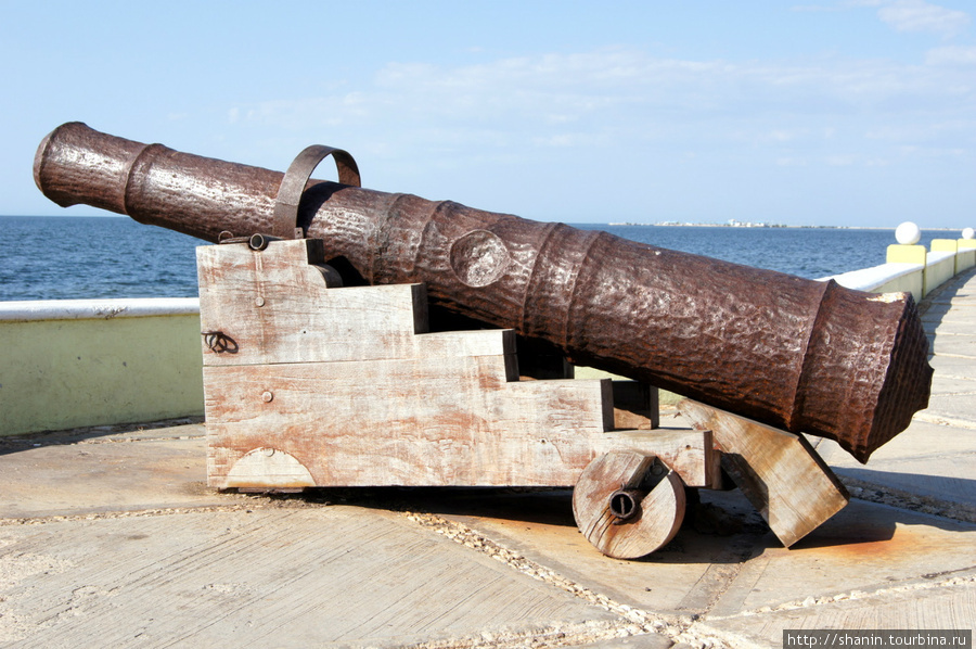 Старинная пушка на берегу моря Кампече, Мексика