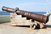Старинная пушка на берегу моря