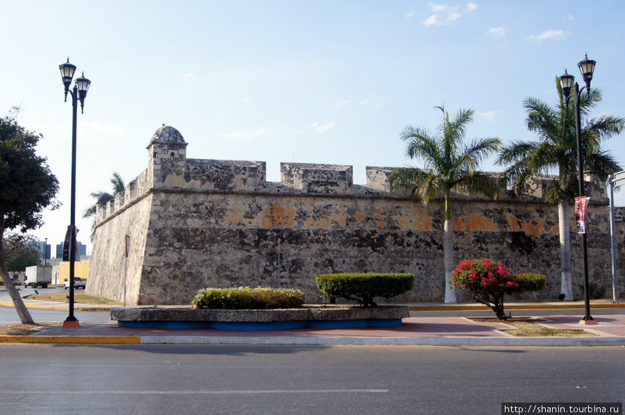 Угол крепостной стены Кампече, Мексика