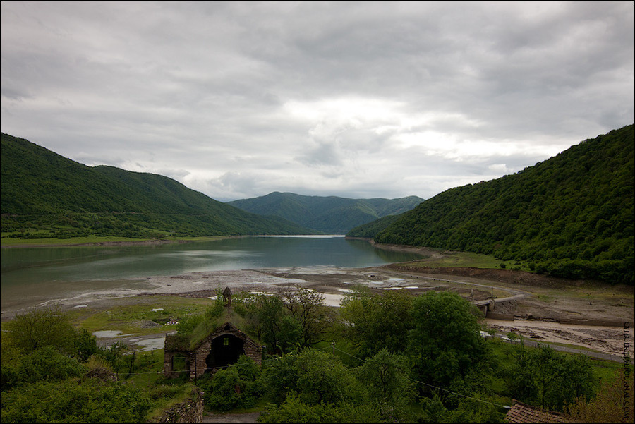 Вид на Жинвальское водохранилище Ананури, Грузия