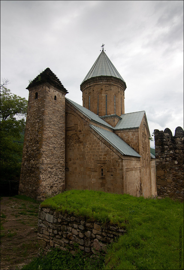 Церковь и башня Ананури, Грузия