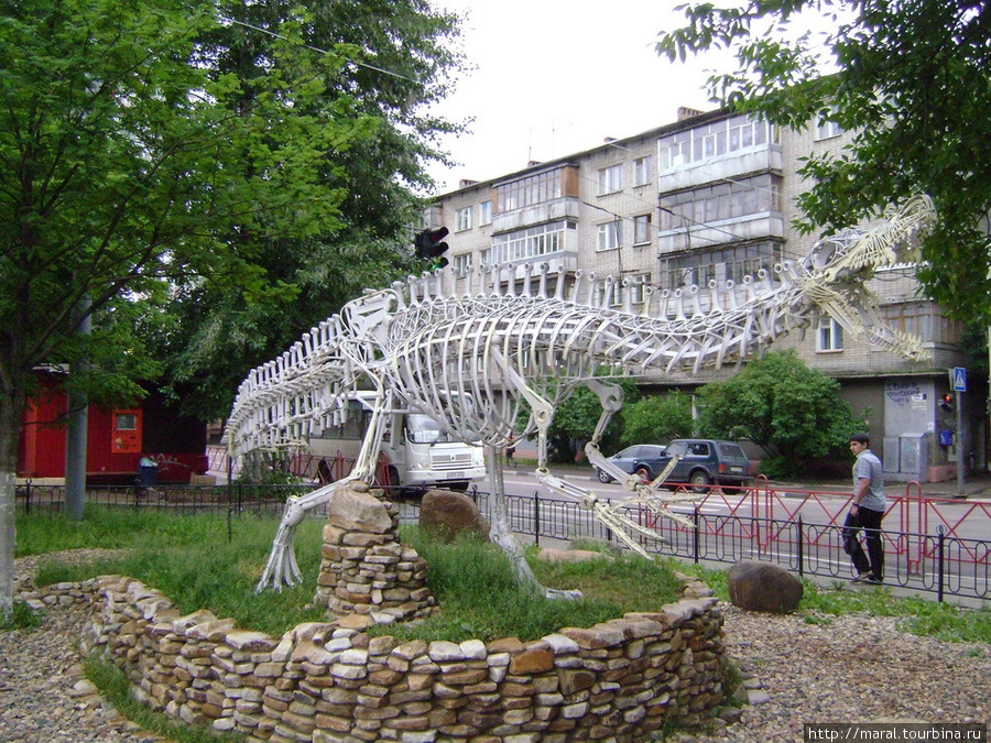 Скульптура динозавра