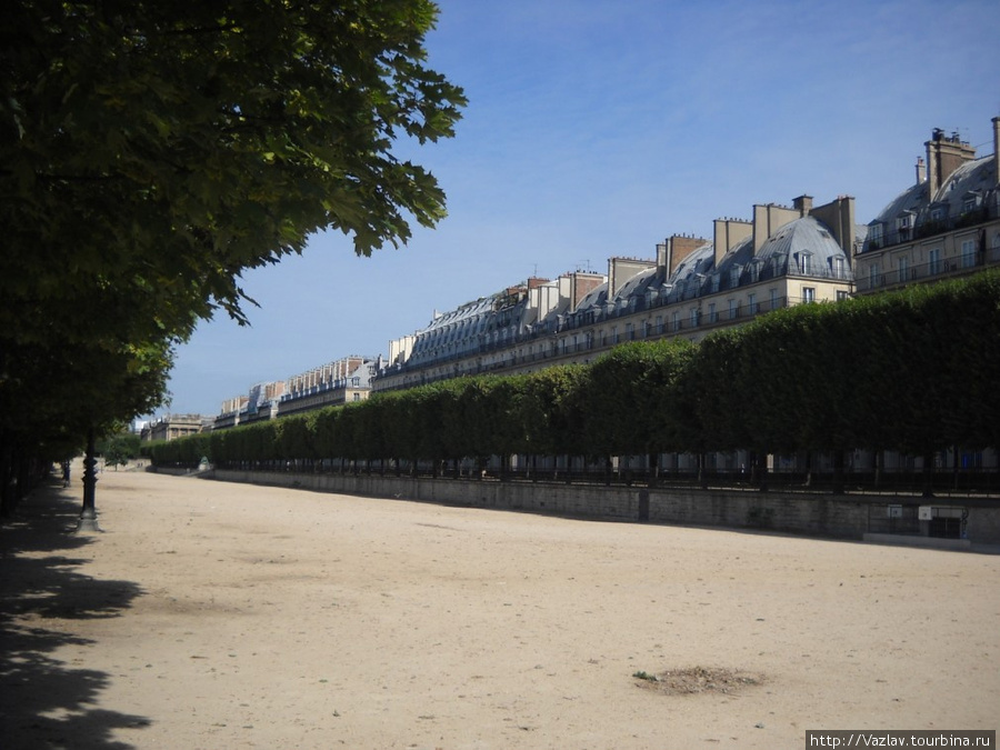 Рядом рю Риволи — это её отели и бутики торчат над деревьями Париж, Франция