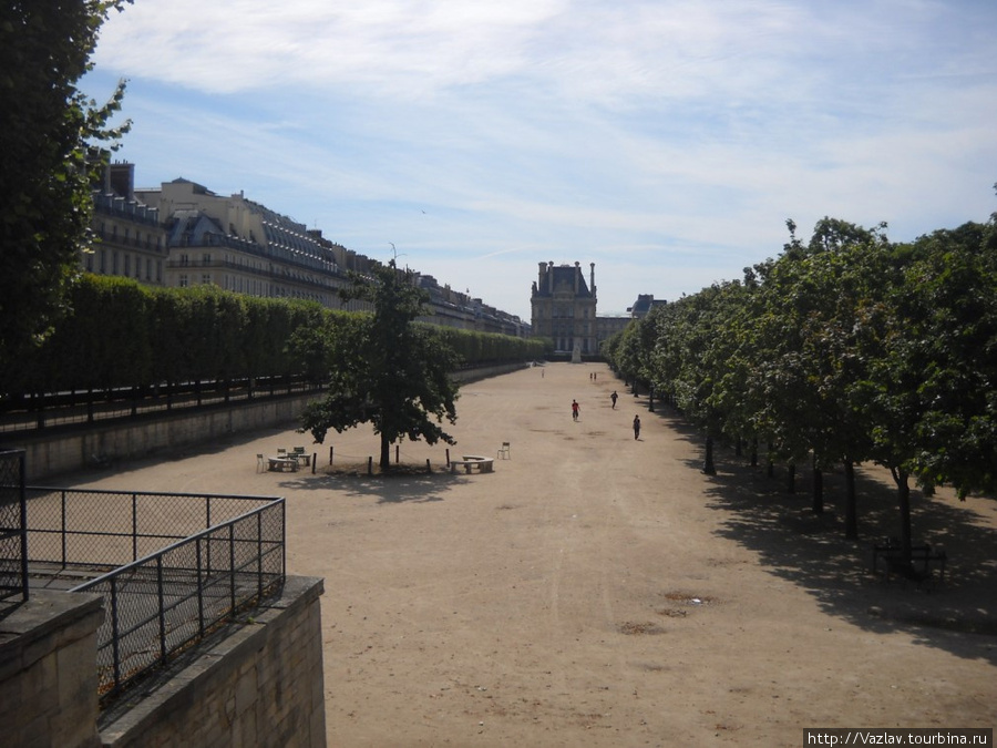 Лувр заманчиво маячит вдалеке Париж, Франция