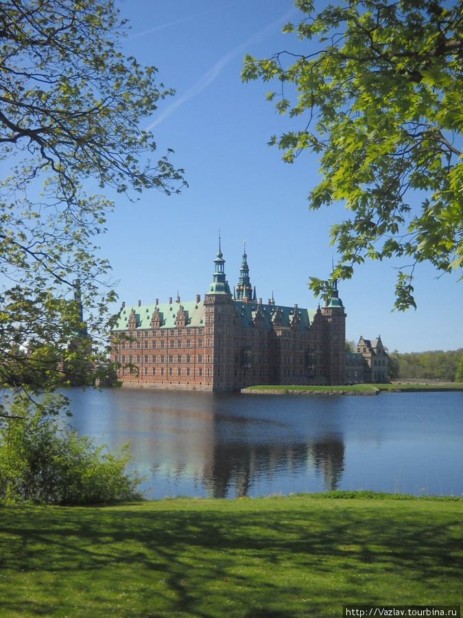 Живописнейший вид на замок Хиллерёд, Дания