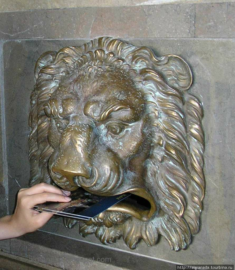 Почтовый лев, сидит на эпистолярной диете, питается исключительно письмами и открытками. Гранада, Испания