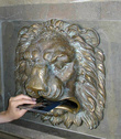 Почтовый лев, сидит на эпистолярной диете, питается исключительно письмами и открытками.