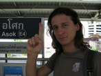 Антон Дряничкин, который живет два года в Бангкоке (на станции метро)