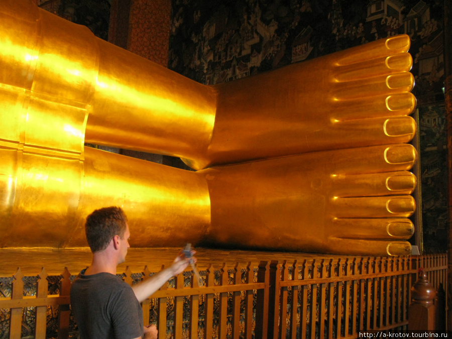 Ноги Будды и интурист, фотографирующий их Бангкок, Таиланд