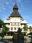 Статуя профессора перед зданием университета