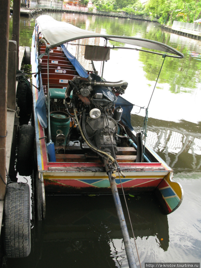 Лодка с мотором ждет пассажиров Бангкок, Таиланд
