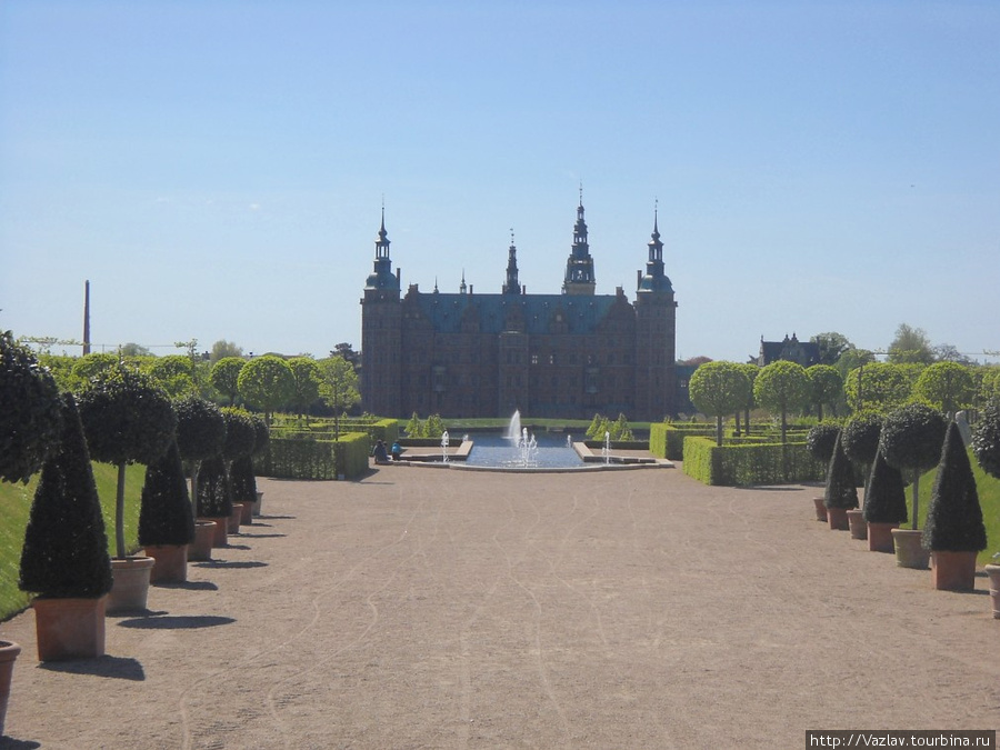 Вид из парка на замок Хиллерёд, Дания