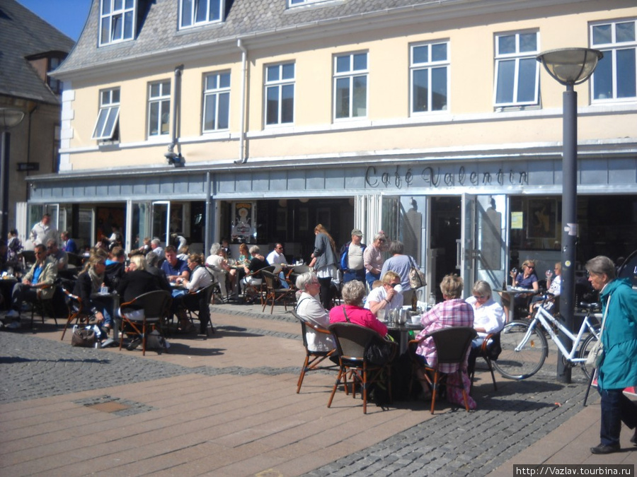 Люди отдыхают в кафе Хиллерёд, Дания