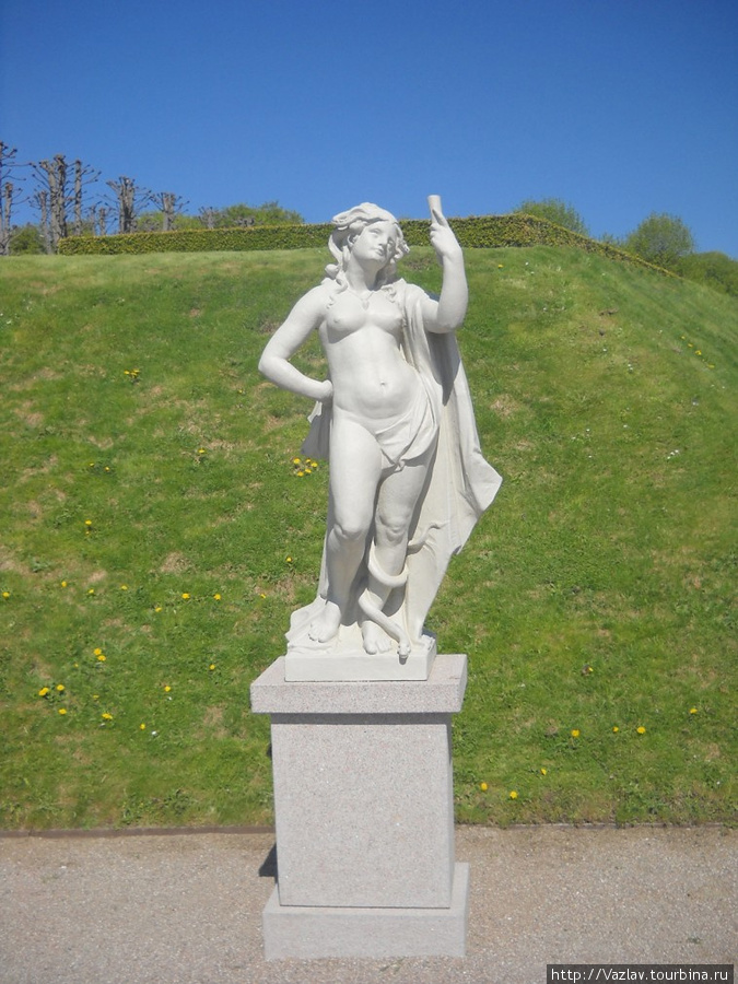 Одна из многочисленных статуй Хиллерёд, Дания