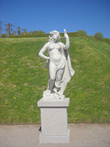 Одна из многочисленных статуй