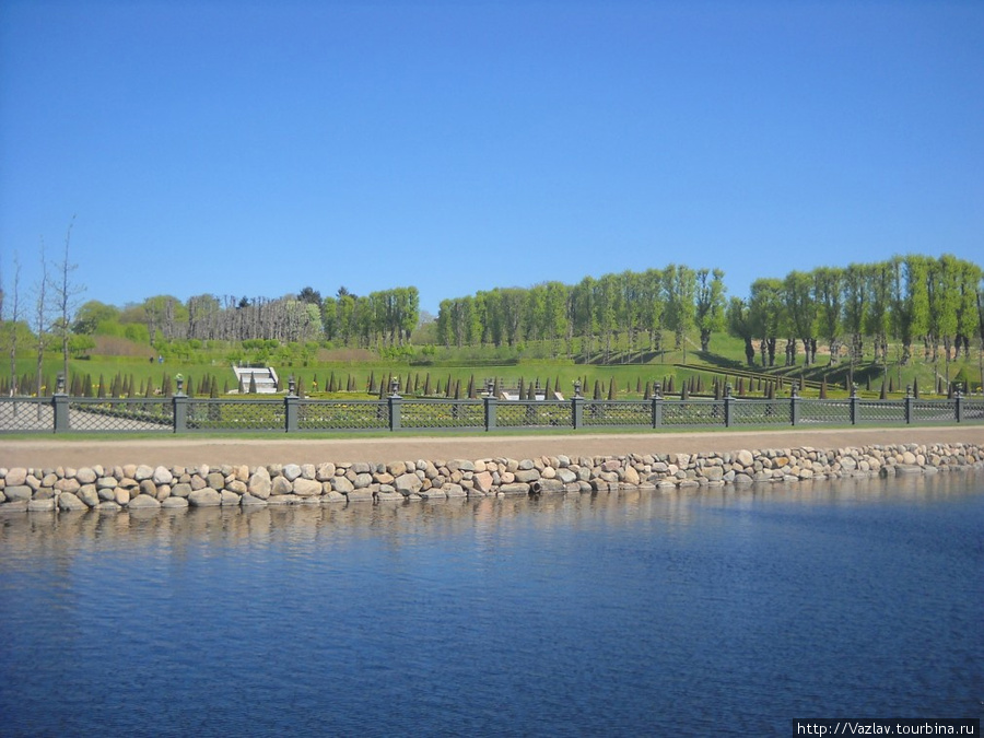 Вид на парк со стороны озера Хиллерёд, Дания