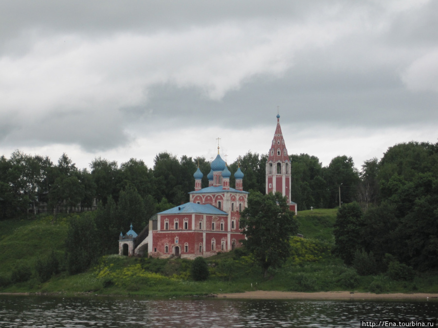 Проплываем мимо Тутаева, любуясь на Казанскую церковь на левом берегу Брейтово, Россия