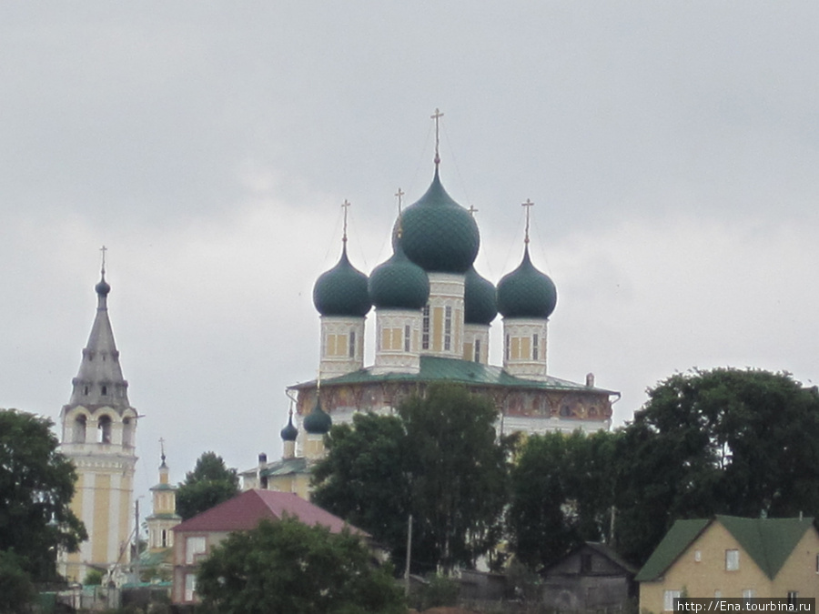 Воскресенский собор Тутаева виден с Волги Брейтово, Россия