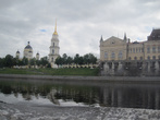 Панорама Рыбинска: Спасо-Преображенский собор с колокольней и здание Новой хлебной биржи