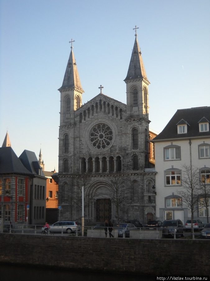Здание церкви хорошо видно с набережной Турнэ, Бельгия